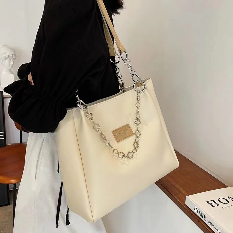 The workmanship of the bag is very exquisite, the texture is very good, the style is simple and fashionable, versatile for commuting, the capacity is large, and it is suitable for daily outings